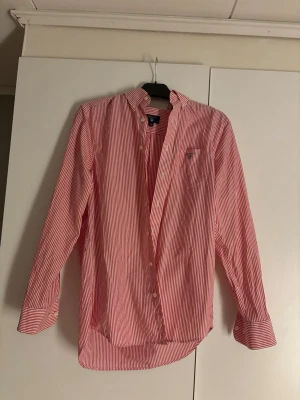 Rödvit randig skjorta Gant - Klassisk rödvit randig skjorta från Gant.