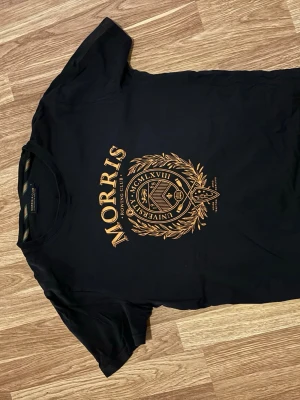 Svart Morris t-shirt med tryck - Snygg svart t-shirt från Morris 