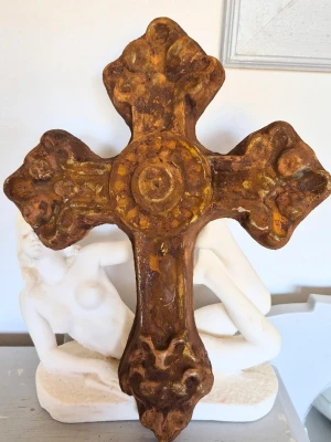 TUNGT KORS RETRO VINTAGE - Förmodligen gjort av betong men osäker, tungt är det. Skickas väl inslaget i plast mm