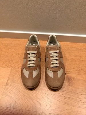 Maison margiela - Säljer ett par riktigt snygga Maison margiela i beige. De är mycket sköna och passar till typ allt. Det som medföljer är kvitto, box och dustbags. Är dock lite osäker på äktheten, men borde vara äkta då jag har kvitto. Hör av er vid minsta fundering!