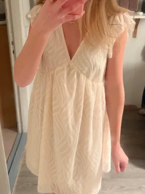 Klänning - Säljer denna superfina klänning då den tyvärr är lite för stor för mig❣️