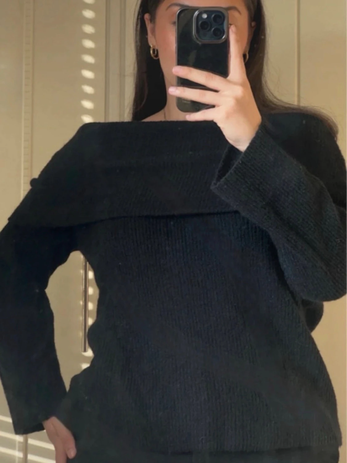 Svart off shoulder stickad tröja