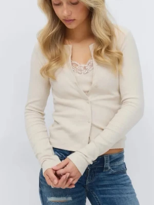  Beige spets kofta  från Gina - Snygg beige kofta med rund halsringning och knäppning framtill. Jag har använt den en gång och ser helt ny ut.