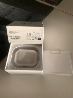 Apple AirPods 3 med laddningsetui - Pris kan diskuteras.                                                   Säljer ett par vita Apple AirPods 3 med trådlöst laddningsetui. Hörlurarna har en stilren och kompakt design i blank plast och levereras i originalförpackning med tillbehör. Perfekta för musik, samtal och träning tack vare smidig passform och enkel anslutning till iPhone.