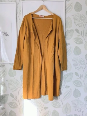 Lång Kofta Indiska Storlek S-M - - Superskön mjuk och elastisk kofta.  - Storlek S men passar mer en Stor S - M.  - Skönt tyg och inge klimaterial.  - Använd en handfull gånger så lite avändning kan synas som lite lite ludd på något ställe men som lätt tas bort med noppmaskin.