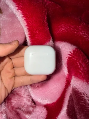 Apple AirPods 4 (2024) - Säljer ett par Apple AirPods Pro med det klassiska vita laddningsetuiet. Etuiet är kompakt, har rundade kanter och är gjort i blankt plastmaterial. Perfekt för dig som vill ha trådlösa hörlurar med grym ljudkvalitet och smidig laddning.