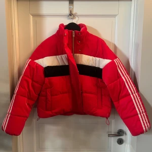 Adidas jacka - Adidas Originals, höst/vinter jacka. Midjekort. Mycket sparsamt använd och i närmre nyskick! Jag (på bilden) är 180cm och väger ca 70kg. En riktigt cool retrojacka från Adidas! 
