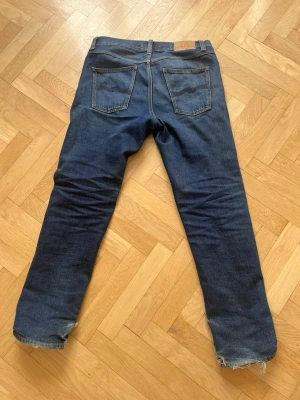 Nudie jeans  - Jeans från nudie med bra fades och kvalitet. Fickan har även fått en lagning som inte är så bra. Skriv vid frågor