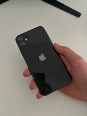 Svart iPhone 11  - Säljer en svart iPhone 11. Mobilen är i mycket bra skick med 97% batterihälsa. Det ända som ej funkar är face id. Går att byta mot något annat.