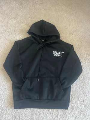 Gallery dept hoodie - Snygg gallery dept hoodie i toppskick.