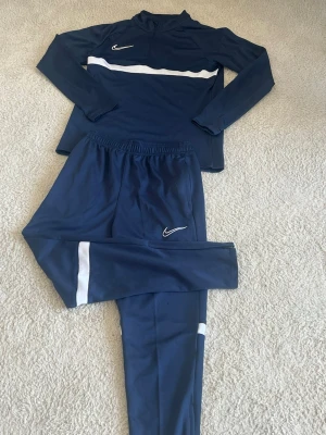 Nike set - Snygg Nike sportswear tracksuit som är svår att få tag på. Den är helt felfri och i topp skick. 