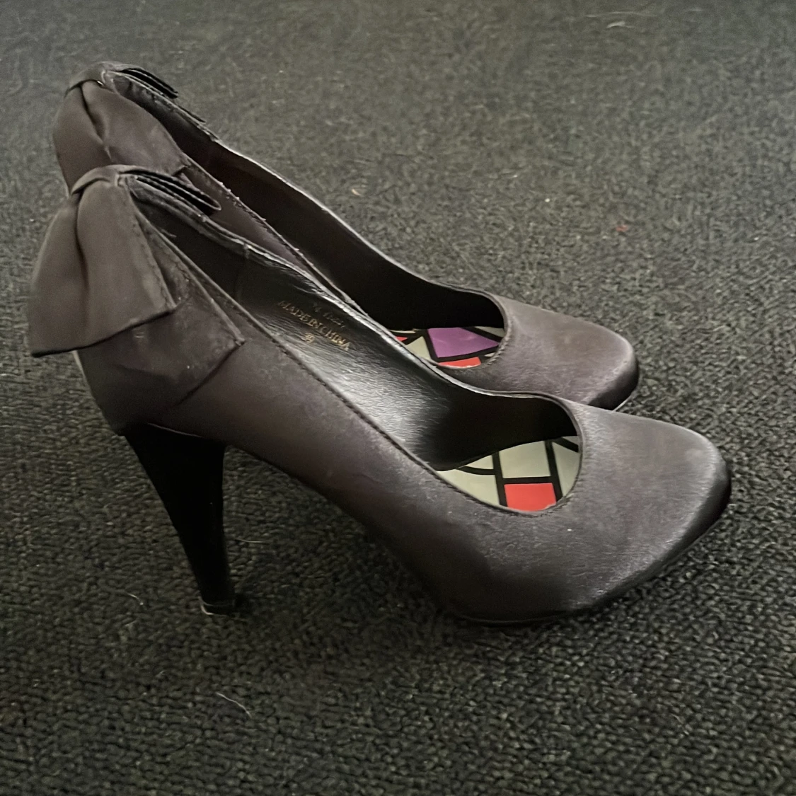 Svarta pumps med rosett - 2