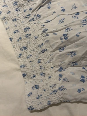 Vit långkjol med blå blommor💙🤍 - Söt långkjol i vitt med små blå blommor😚 använd en gång🤍