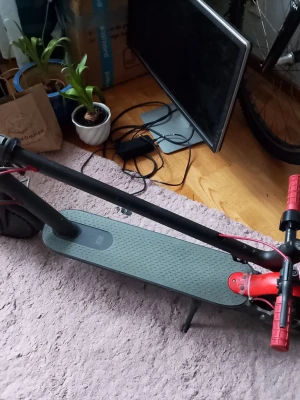 Elsparkcykel Xiaomi svart och röd gör 20km/h nytt Batteri. - Elsparkcykel från Xiaomi i svart med röda detaljer. går i 20 km/h nytt batteri håller i 30km. på handtag och broms. Perfekt för att ta sig runt i stan på ett smidigt sätt.