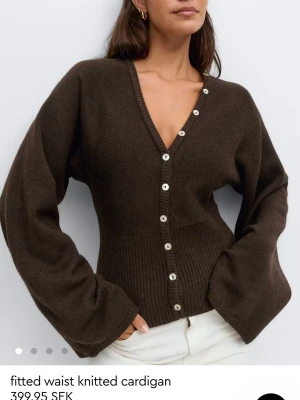 Gina tricot kofta - Hejsan svejs, säljer nu min jätte söta kofta från Gina tricot som är i storlek medium. Jag har aldrig använt den och den är slutsåld på hemsidan. Prislappen sitter fortfarande kvar. Ställ gärna frågor om man har några!