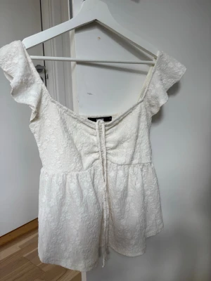 Topp - Söt topp me volang vid axeln går att knyta vid bysten💕