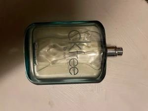CK Free for Men parfym Calvin Klein - CK Free for Men från Calvin Klein är en fräsch herrparfym i en stilren, rektangulär glasflaska med turkos ton. Flaskan har silverfärgad spraypump och minimalistisk design med tydlig logga på framsidan. Perfekt för dig som gillar moderna och lätta dofter.