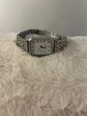 Silver klocka - En silver klocka i använt skick 