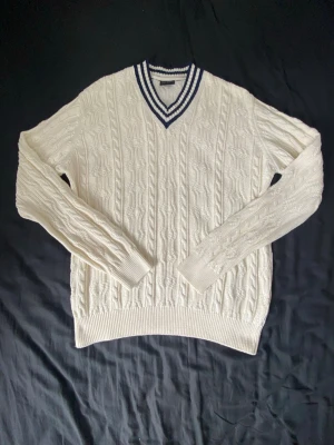 Stickad tröja från Oscar Jacobson  - En stickad tröja från Oscar Jacobson i ett nästan helt nytt skick. Har du några frågor - skriv gärna🙌