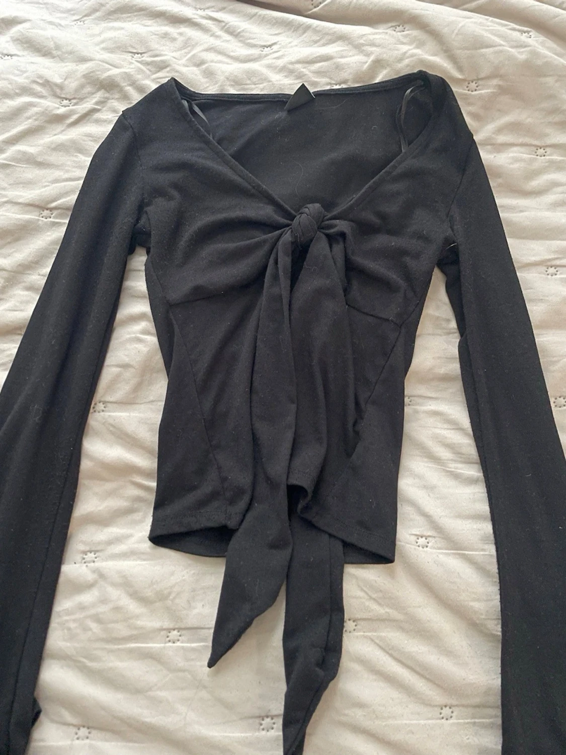 Svart långärmad topp med knyt