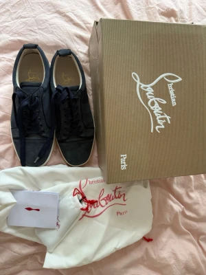 Mörkblå sneakers - Hjälper min vän sälja dessa sneakers han ej använder längre. Defekterna kan lätt rengöras. OBS, eftersom han vill få dessa skor sålda inom snar framtid går priset att diskutera vid snabb affär