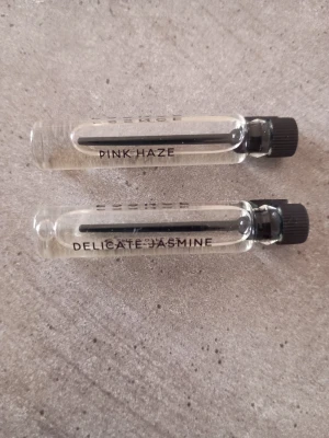 Testers ESSNCE - Två små parfymprover från Essnce i dofterna Pink Haze och Delicate Jasmine. Kan säljas separat för 25:-/styck