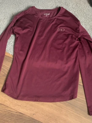 Tränings topp💕 - Storlek S, säljer då den ej använd använd 1 gång då den va för stor💕