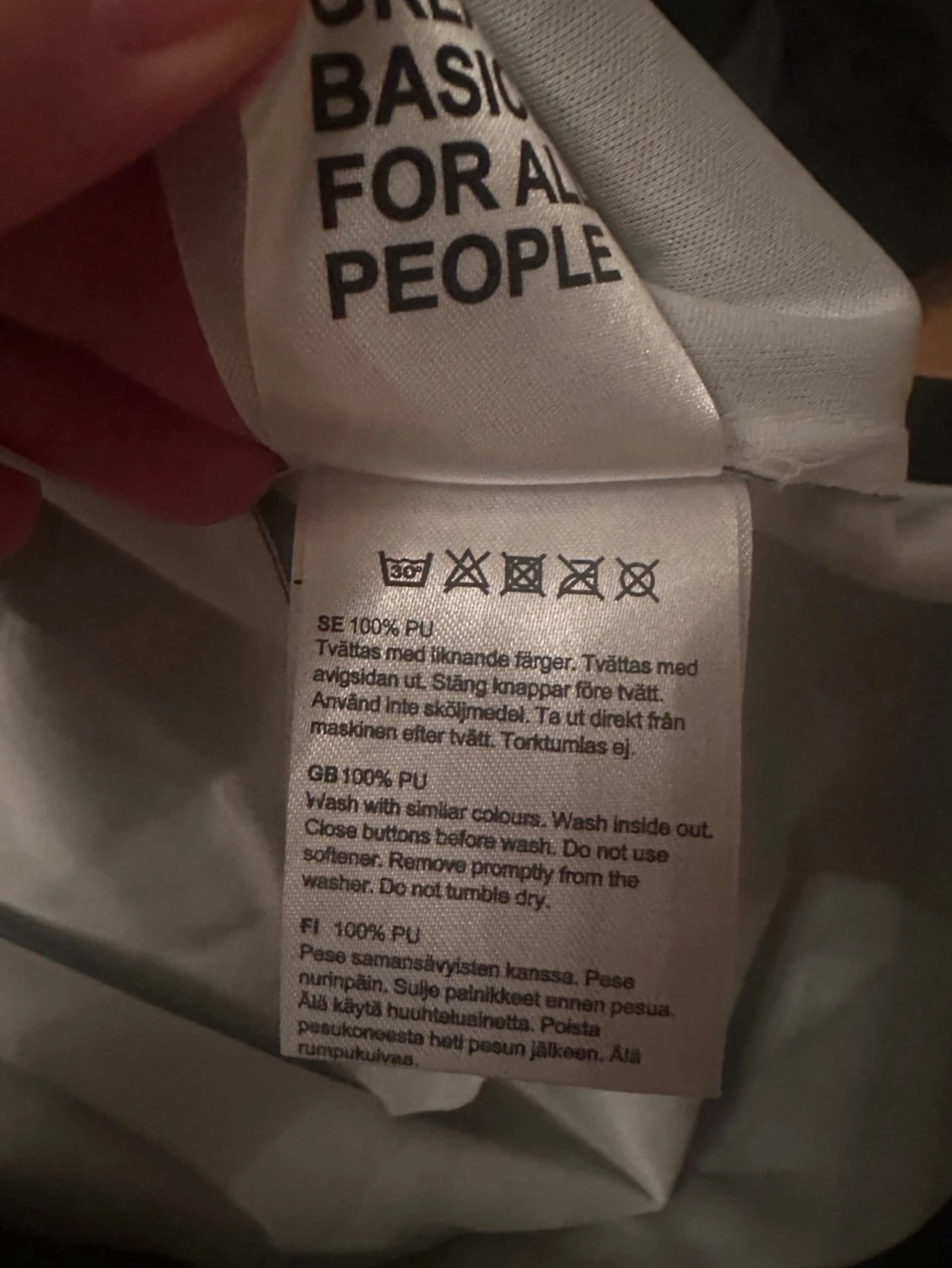 Svart regnjacka med huva - 2