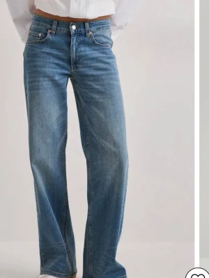 Blå raka jeans från nelly - Klassiska blå jeans från nelly med rak passform och normal midja. Jeansen har fem fickor, knappgylf och är tillverkade i slitstark denim. Perfekta för en avslappnad och trendig look.