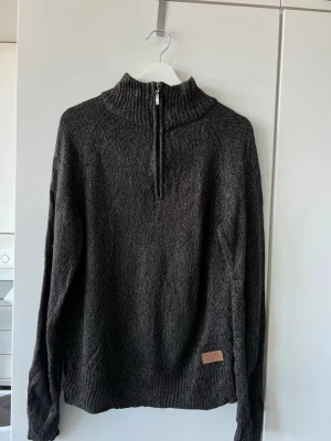 Mörkgrå stickad tröja med half zip - Mörkgrå (och svart garn) stickad tröja med dragkedja framtill