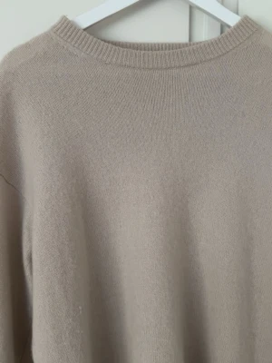 Beige kashmirtröja, storlek M - Jättesnygg och skön kashmirtröja (100% kashmir) i  beige. Den är i storlek M men passar även S och L. Tröjan är i mycket bra skick❣️