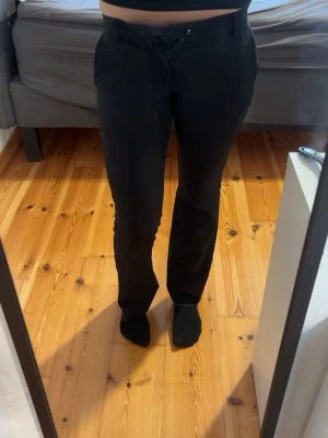 Svarta kostymbyxor från bikbok - Snygga svarta kostymbyxor i bootcut från Bikbok i storlek 36. De är sydda nere med vit zickzack då jag behövde göra de längre, de sista bilden. Säljer då de är för små för mig! 