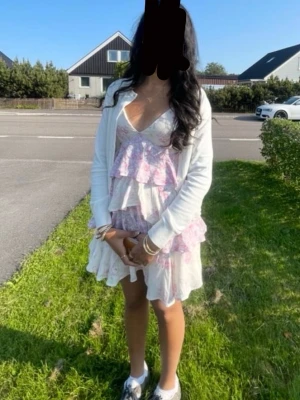 Blommig klänning från Hollister - Säljer en blommig klänning från Hollister i storlek S Tall. Använd en gång och säljer då den inte kommer användas igen. Den har inbyggda fickor som ej syns från utsidan. Klänningen har även inbyggda paddings vid brösten som kan tas av. Pris kan diskuteras 