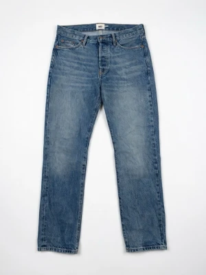 Blå raka jeans från 157 - Klassiska blå jeans från 157 med rak passform och fem fickor. Jeansen har en snygg tvättad look, gul kontrastsöm och metallknapp med logga. Perfekta till vardagsstilen och tillverkade i slitstarkt denimtyg. Nypris runt 200kr..