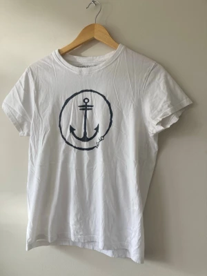 Vit t-shirt med ankare från Relaxo 🤍 - Säljer en vit T-shirt med en ankare från Relaxo i storlek M. Tror att den är lite liten i storleken. 🤍🫶🏻