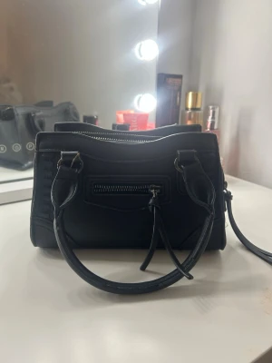 Handväska - Jag säljer min ”SMALL CROSSBODY BAG” från Gina tricot som inte säljs längre. De är ett stort fack med två små fack på vardera sida, de är små skador på ”handtagen” (som syns på bilden) men absolut inget man lägger märket till! Ordinarie pris är 400kr💕