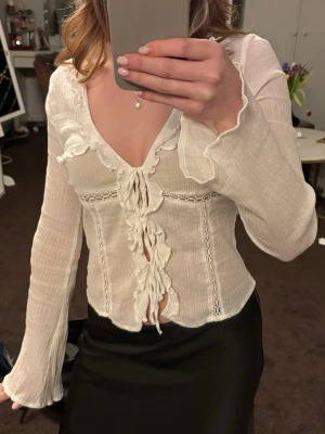 Vit blus från Nelly🤩 - En jättefin ”volang blus” i strl XS. Finns inga tecken på användning🥰 Man knyter den där framme, så det går att anpassa. Går jättebra att använda ”Köp nu”. Bara att skriva vid funderingar!🤩 Postar alltid som senast nästa dag.