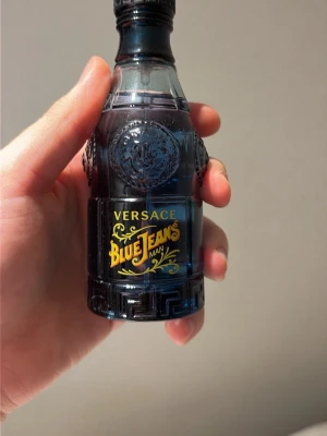 Versace blue jeans - Versace blue jeans parfym, 75ml flaska med runt 70ml kvar 