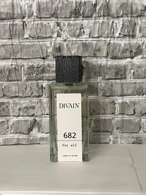 DIVAIN 682 EDP 100ml - Top Bitter almond and saffron. Hjärt Egyptian jasmine and cedar. Bas Gray amber, woody notes,  100ml flaska se mängd kvar på bilder 