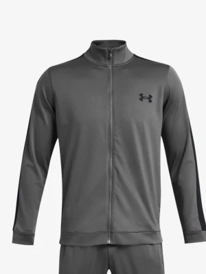 Under Armour zip tröja - Snygg grå zip tröja från Under Armour med hel dragkedja framtill och hög krage. Jackan har svarta detaljer längs ärmarna och en diskret logga på bröstet. Tillverkad i ett mjukt och stretchigt material som passar perfekt till träning eller chill. Nästan helt ny inga defekter eller liknande