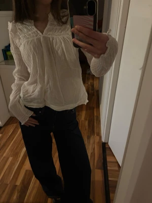 Vit blus - Säljer denna supersöta vita somriga blusen. Inget fel på den, använd några fåtal gånger och i jättebra skick, kommer bara inte till användning längre. Köpt på Gina Tricot young, men säljs inte längre. I strl 170 men jag brukar ha XS för att jämföra💕