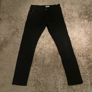 Jeans tiger of sweden - Tja. Säljer ett par feta Tiger of Sweden ”pistalero” jeans i färgen svart. Otroligt fint skick (9/10) inga defekter. Storlek 32/34. Orginalpris 1600. Mitt pris 399. hör av er vid funderingar🤝