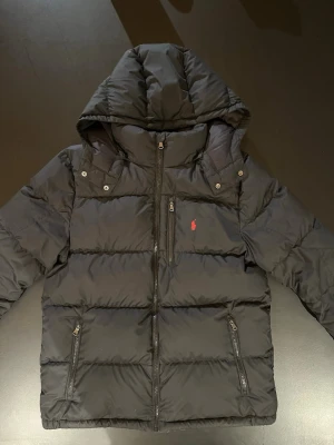 Polo Ralph Lauren jacka - En svart polo Ralph lauren jacka i storlek 176. 