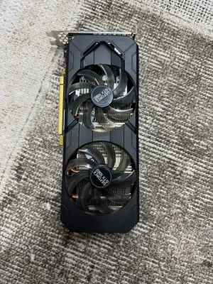 GeForce GTX 1060 grafikkort - Säljer ett svart GeForce GTX 1060 grafikkort med dubbla kylfläktar och metallhölje. Perfekt för gaming eller uppgradering av din dator. Kortet har en robust design och tydliga detaljer på fläktarna.