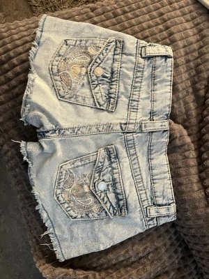 Ljusblå shorts från ginatricot  - Säljer ett par ljusblå shorts från Gina tricot i storlek 158 det är som xs/s. Nästan aldrig använda och fickor på baksidan med knappar. Skriv för mer frågor💕💕💕