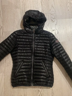 Svart dunjacka från Colmar med huva - Säljer en super snygg svart glansig jacka med huva från Colmar. Jackan är i mycket bra kvalite. Den passar perfekt till hösten och våren. Priset kan diskuteras.