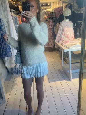 Beige stickad tröja - Mysig ljusbeige stickad tröja med fluffig textur och rund halsringning. Tröjan är från vero moda och passar till många olika outfits. Den är i nyskick då den endast är använd vid få tillfällen!