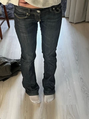 Lågmidjade jeans - Säljer dessa väldigt lågmidjade jeansen som är använda ett fåtal gånger. Köpta på Vinted och då var prislappen på så dom är i princip helt nya. Mått: midja: 36 cm, gren: 16 cm, Innerbenslängd: 80 cm. (Jag är 165cm lång).  Storleken är 34 men passar mer 32.