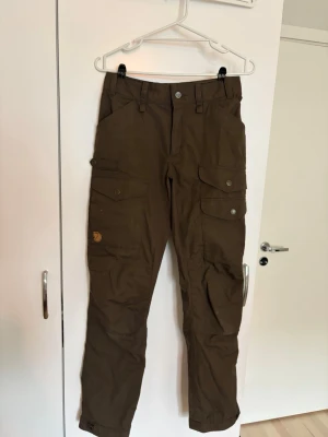 Fjällräven friluftsbyxor  - Gröna tåliga friluftbyxor från Fjällräven. Helt oanvända så i mycket fint skick. 🌼