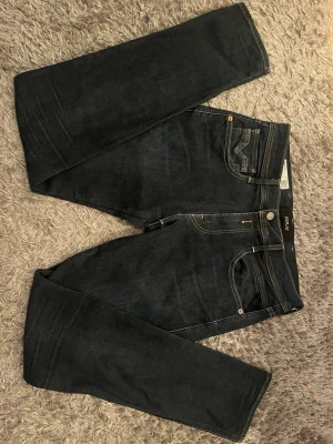 Replay Anbass storlek 29💙 - Replay Anbas i storlek 29. Väldigt fint skick och sparsamt använda. Snygg passform och perfekt till både vardag och clean outfits. Pris kan diskuteras vid snabb affär💫 